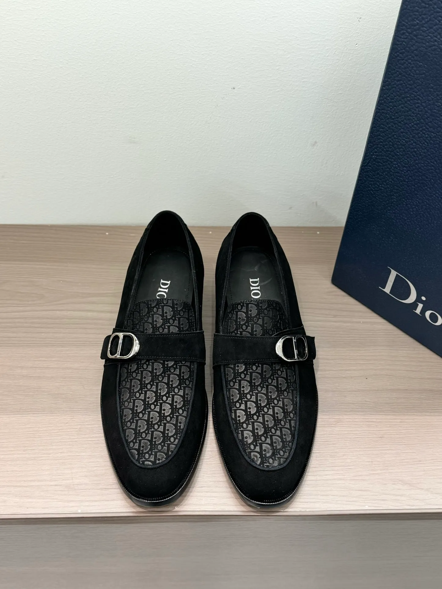 [Dior Dior] Top P: 960💰 Standard code 39-44 (38.45.46 custom-made, non-refundable and non-exchangeable) Dior Dior's latest high-end men's boutique casual leather shoes, the upper is carefully made of black cowhide/open-edge beaded leather/high-mercerized frosted cowhide, the classic silhouette shows elegance, and the upper strap is matched with a metal-coated CD Icon decorative buckle to enhance the style. Comfortable and lightweight, the Italian leather sole features anti-slip rubber inserts. The Blake structured leather sole with anti-slip details showcases Dio*'s exceptional craftsmanship. Elegant and refined, it can be matched with all kinds of suits.